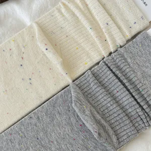 Primo piano di calze in maglia con macchie colorate, comodo design a coste verticali.