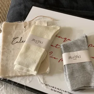 Calze al polpaccio a coste da donna in cotone beige e grigio, stile casual quotidiano comodo.