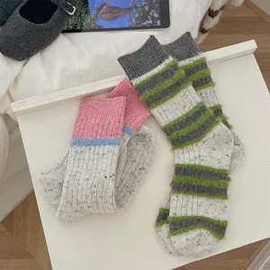 Comode calze da donna in misto lana a righe a contrasto e filato maculato per caldi giorni invernali.