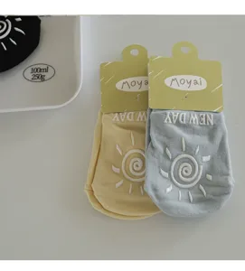 Summer thin women boat socks with silicone anti-slip sun pattern and card packaging.