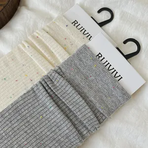 Accoglienti calze slouch a costine con filato bouclé in beige e grigio mid-tube stile.