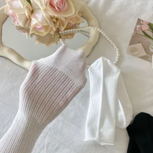 Gerüschte, atmungsaktive Damen Socken mit Netzmuster für den Sommer, weiß und schwarz.