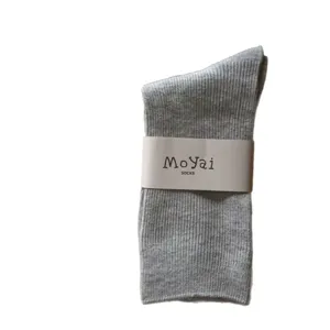 Calze a costine in cotone grigio da donna, comodi calcetti casual con confezione in carta.