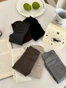 Detailopname van zachte katoenen geribbelde middelhoge sokken in diverse mooie kleuren.