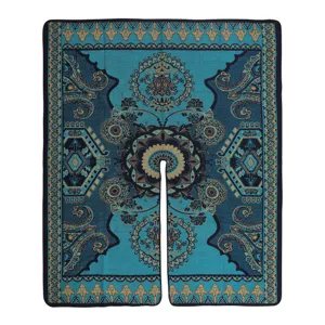 Gedetailleerd overzicht van een blauwe etnische cape met ingewikkelde paisley en patronen.