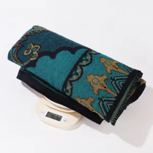 Etnische gebreide sjaal omslagdoek, vintage bloemenmotief, warm comfortabel accessoire voor dames.