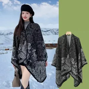 Nahaufnahme des vintage schwarz-weißen Strick-Umhangs, weiche Winter-Kuscheldecke.