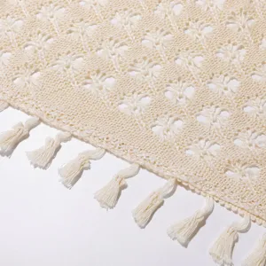 Vista detallada chal flecos punto calado beige mujer verano diseño ligero elegante.