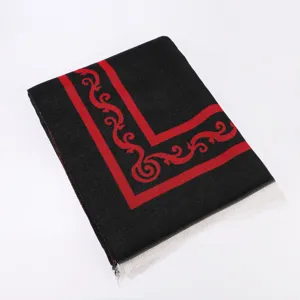 Schwarzer roter ethnischer Strick-Schal Cape mit Fransen-Detail, gemütlich retro Oberbekleidung.