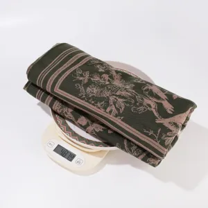 Detailansicht des dunkelgrünen blumigen Jacquard-Schals mit Stoffstruktur und Gewichtsanzeige.
