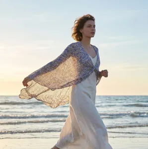 Detailansicht eines leichten Strick-Strandtuches für Damen, ideal für den Sommerurlaub.
