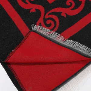 Nahaufnahme Detail des gestrickten Ethno-Schals, schwarz-rotes Muster mit Fransen.