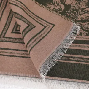 Nahaufnahme des Jacquard gewebten Schals mit Blumenmuster und Fransenverzierung.