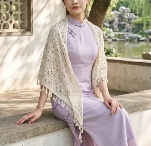 Elegante chal calado de punto con flecos de estilo chino combinado con vestido qipao.