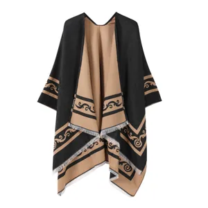Detailansicht Damen Strick Poncho Umhang mit schwarz kamel Kontrast ethnischem Muster Fransen