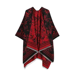 Eleganter schwarz-roter Poncho mit Blumenmuster und Fransen, ideal für Herbst und Winter.