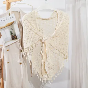 Vista detallada chal triangular borla punto calado mujer verano cárdigan beige estilo.