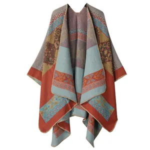 Cape châle géométrique imprimé style ethnique femme vue détaillée mode manteau