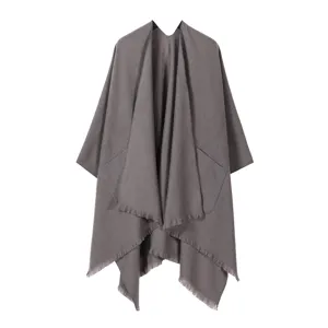 Dunkelgrauer Kaschmir-Imitat-Umhang Schal mit Fransen und Taschen, elegante offene Oberbekleidung.