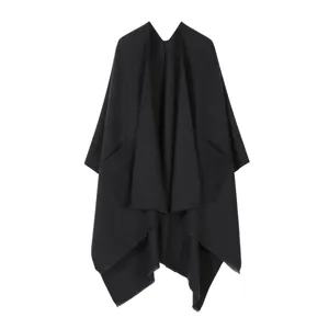 Schwarzer Kaschmir-Effekt offener Umhang Poncho Detail, kuscheliger Schal mit Taschen für warmes Stil.