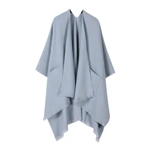 Nahaufnahme Detailansicht des hellblauen Kaschmir-Gefühl Poncho Umhangs mit Vordertaschen.