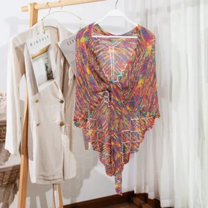Buntes Strick Strandtuch Detail, leichtes Ajourmuster Cape Design fuer Sommer Urlaubsbekleidung.