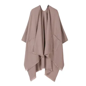Gemütlicher, staubrosa Strick-Poncho-Umhang mit Vordertaschen und Fransenborte für Damen.