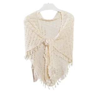 Chal triangular de punto calado beige con flecos para mujer, elegante prenda de verano.