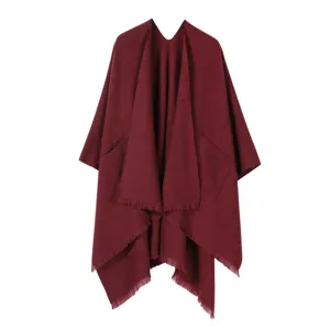 Weinroter offener Poncho Umhang mit Taschen und Fransen, Gemuetlicher Damen Ueberwurf Schal.