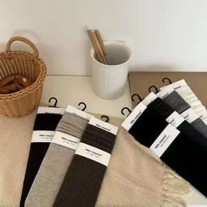 Detailopname van effen geribbelde gebreide sokken in diverse kleuren netjes geschikt.