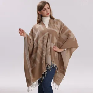 Donna elegante poncho scialle mantella con motivo geometrico e frange per uso quotidiano.