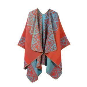 Poncho mantella con motivo geometrico lavorato a maglia, scialle caldo ed elegante donna.
