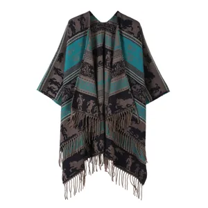 Scialle mantella vintage in maglia stile etnico con frange, poncho fantasia foulard donna.
