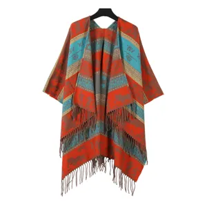 Vista dettagliata del poncho scialle etnico boho tessuto colorato con trama a maglia geometrica.