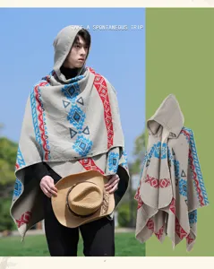 Detalles en primer plano del poncho capa tejido étnico con patrones geométricos.
