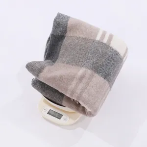 Sciarpa invernale a quadri spessa in grigio e marrone, morbido e caldo accessorio di moda.