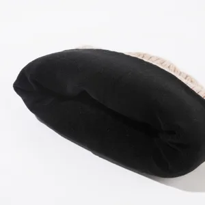 Detailansicht einer gefütterten Wintermütze mit weichem Fleecelinnenfutter und Strickmuster.