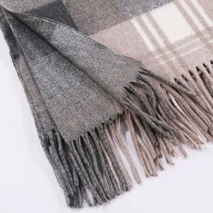 Dettaglio sciarpa a quadri spessa invernale con frange morbide per calore accogliente e stile.