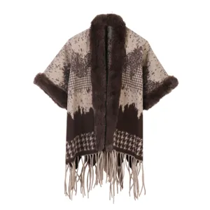 Detailansicht des vintage bedruckten Damen Pelzkragen Cape mit Fransen und Plueschsaum.