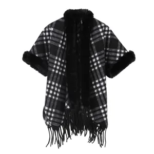 Schwarz-weißer karierter Umhang mit Kunstkragen und Fransen, gemütlicher Poncho.