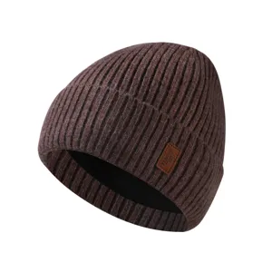Nahaufnahme der warmen Winter Strickmütze mit feiner Rippenstruktur und dekorativem Label.