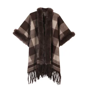 Detailansicht des vintage Karo Damen Ponchos mit Fellimitatkragen und Fransen.