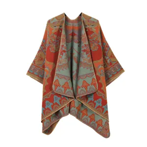 Etnische gebreide sjaal detail, stijlvol retro geometrisch patroon voor elegante outfits.