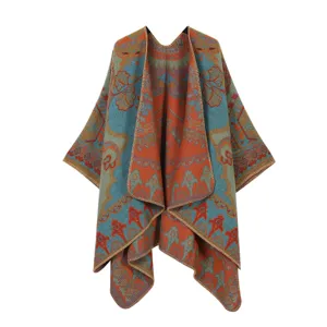 Etnische stijl gebreide cape detailweergave, kleurrijke geometrische print, zachte stof