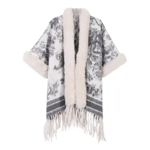 Stilvoller Damen Poncho mit Fellimitat Kragen und kunstvollem Print im Winter.