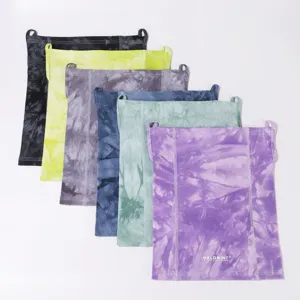 Detail van het tie-dye gezichtsmasker met hangende oren, nekwarmer voor buitenfietsen voor dames.
