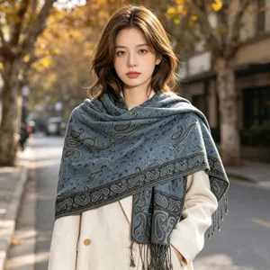 Gedetailleerd overzicht van de vintage blauwe paisley jacquard sjaal met etnische franjes.