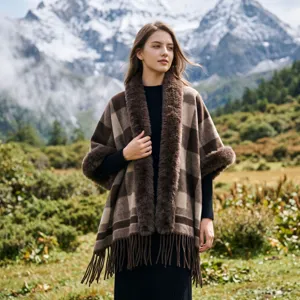 Damen braun karierter Cape Schal mit Kunstfellkragen und Fransen für Outdoor Reisen