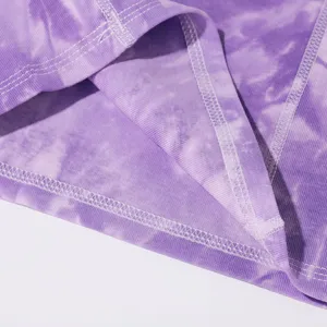 Close-up van de paarse tie-dye gezichtsmaskerstof met nette witte stiksels en details.