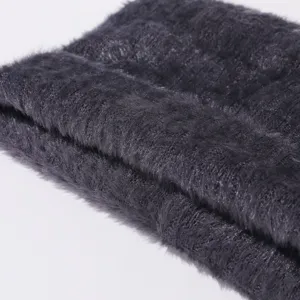 Primer plano detallado de cuello de piel sintética suave, textura de felpa gruesa, invierno.